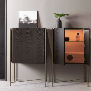 credenza con piedi alti 1