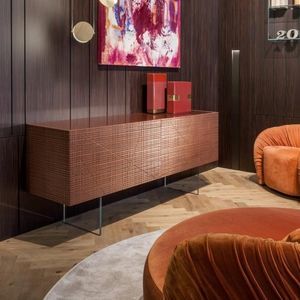credenza con piedi alti 1