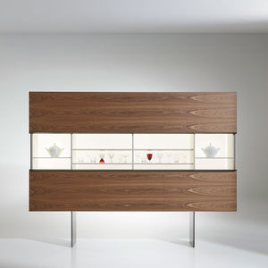 credenza con piedi alti