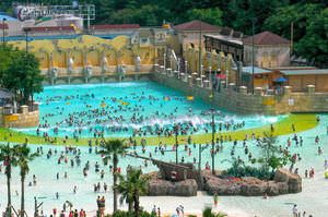 piscina interrata / in calcestruzzo / a onde / da esterno