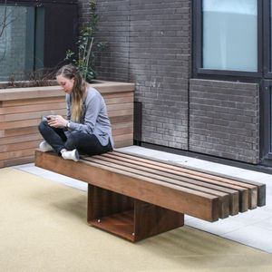panca per spazi pubblici contemporanea