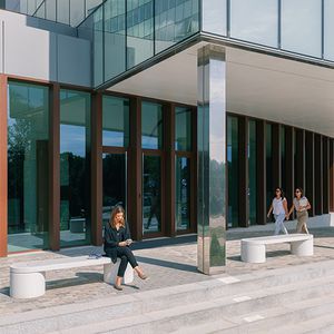 panca per spazi pubblici contemporanea