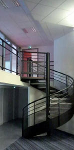 scala a chiocciola / con struttura in metallo / con gradini in metallo / senza alzata
