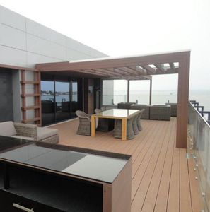 pergola addossata / in legno composito / modulabile