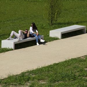panca per spazi pubblici contemporanea