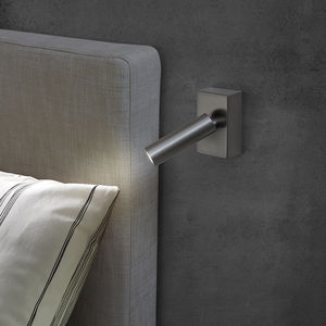 applique moderna / in metallo / LED / lineare