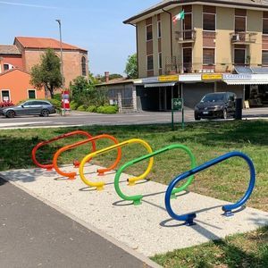 rastrelliera per biciclette a pavimento