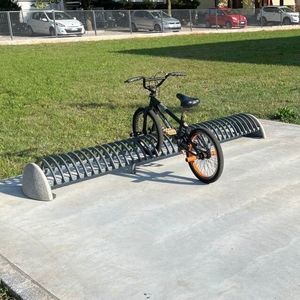 rastrelliera per biciclette a pavimento