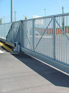 cancelli scorrevoli / in metallo / a pannello / contract