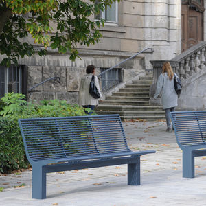 panca per spazi pubblici contemporanea
