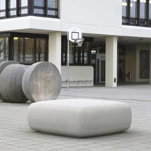 panca per spazi pubblici contemporanea