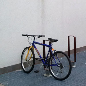 rastrelliera per biciclette a pavimento