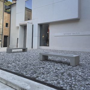panca per spazi pubblici moderna