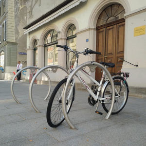 rastrelliera per biciclette a pavimento