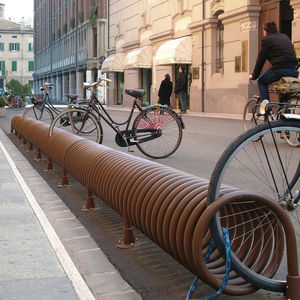 rastrelliera per biciclette a pavimento