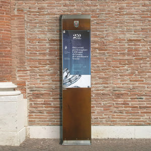cartello pubblicitario fisso