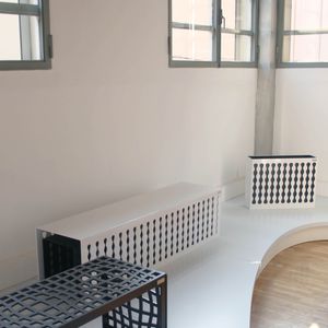 panca per spazi pubblici contemporanea