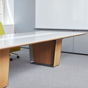 tavolo da conferenza moderno / in legno / in laminato / con supporto in metallo