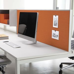 divisorio per ufficio su scrivania