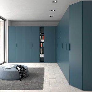 armadio moderno / in legno laccato / a porte scorrevoli / con ante battenti