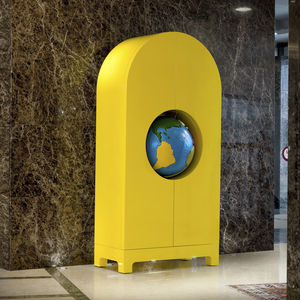 armadio design originale / in legno laccato / con ante battenti