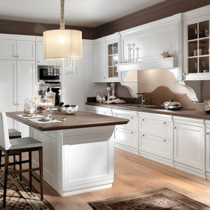 cucina classica / in legno laccato / con isola