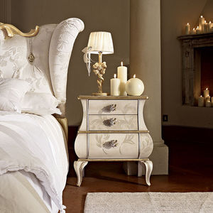 comodino in stile / in legno laccato / rettangolare / con cassetti