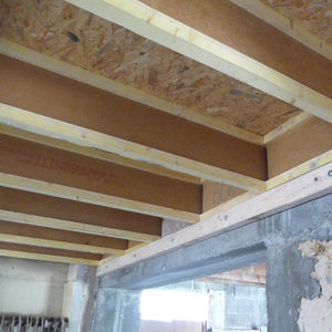 trave in legno massiccio / a I