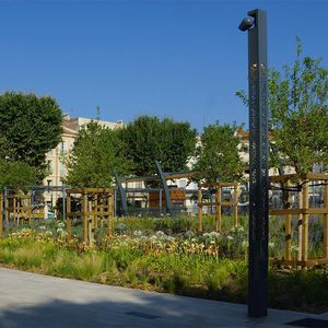 colonna luminosa moderna / in ghisa di alluminio / in acciaio galvanizzato / LED