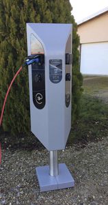 stazione di ricarica per automobile elettrica / stradale