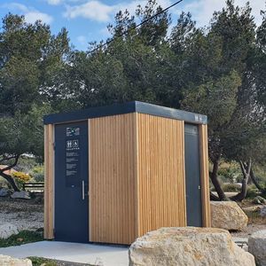 toilette pubblica in legno