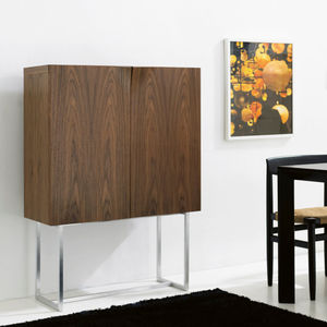 credenza con piedi alti