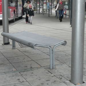 panca per spazi pubblici contemporanea