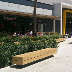 panca per spazi pubblici contemporanea