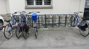 rastrelliera per biciclette a pavimento