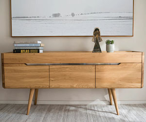 credenza con piedi alti