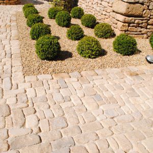 pavimentazione in pietra naturale / ad alte prestazioni e forte carico / spazzolata / da giardino