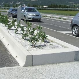 bordura di protezione / per marciapiede / in calcestruzzo / lineare