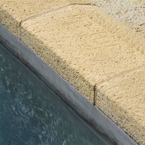 bordo di piscina in calcestruzzo