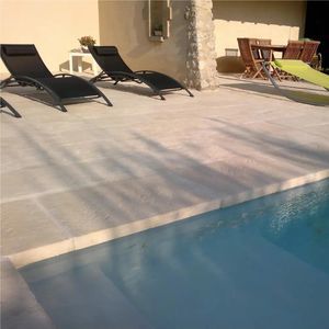 bordo di piscina in pietra