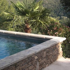 bordo di piscina in calcestruzzo