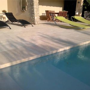 bordo di piscina in pietra