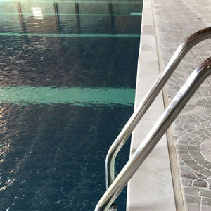 bordo di piscina in calcestruzzo