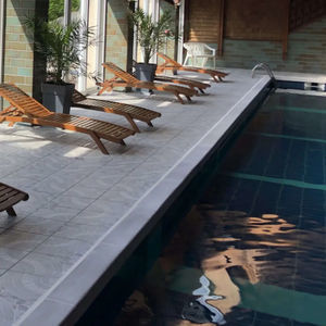 bordo di piscina in pietra