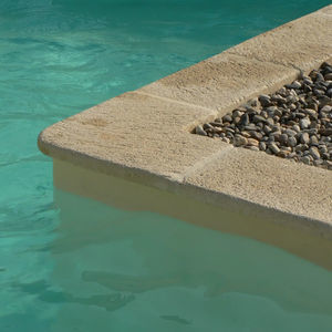 bordo di piscina in pietra