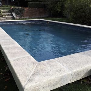 bordo di piscina in pietra naturale