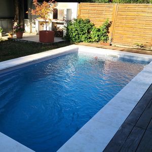 bordo di piscina in calcestruzzo