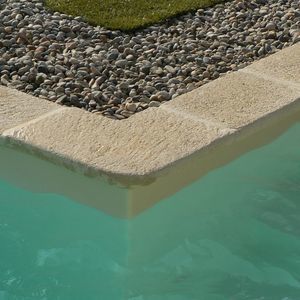bordo di piscina in pietra