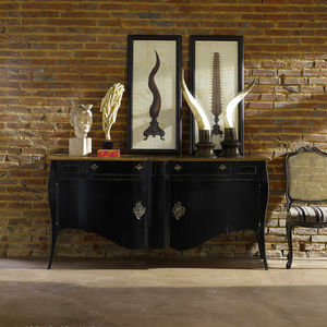 credenza con piedi alti