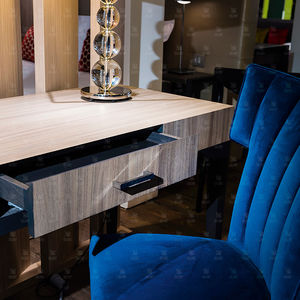 scrivania impiallacciata in legno / moderna / per hotel / con vano contenitore